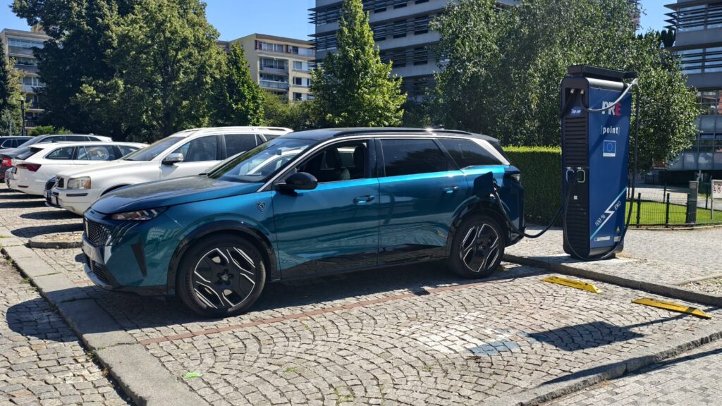 Peugeot E-5008