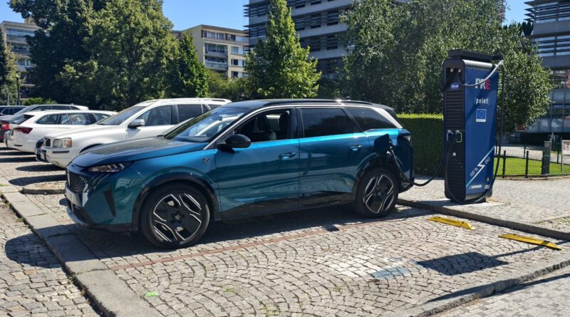 Peugeot E-5008