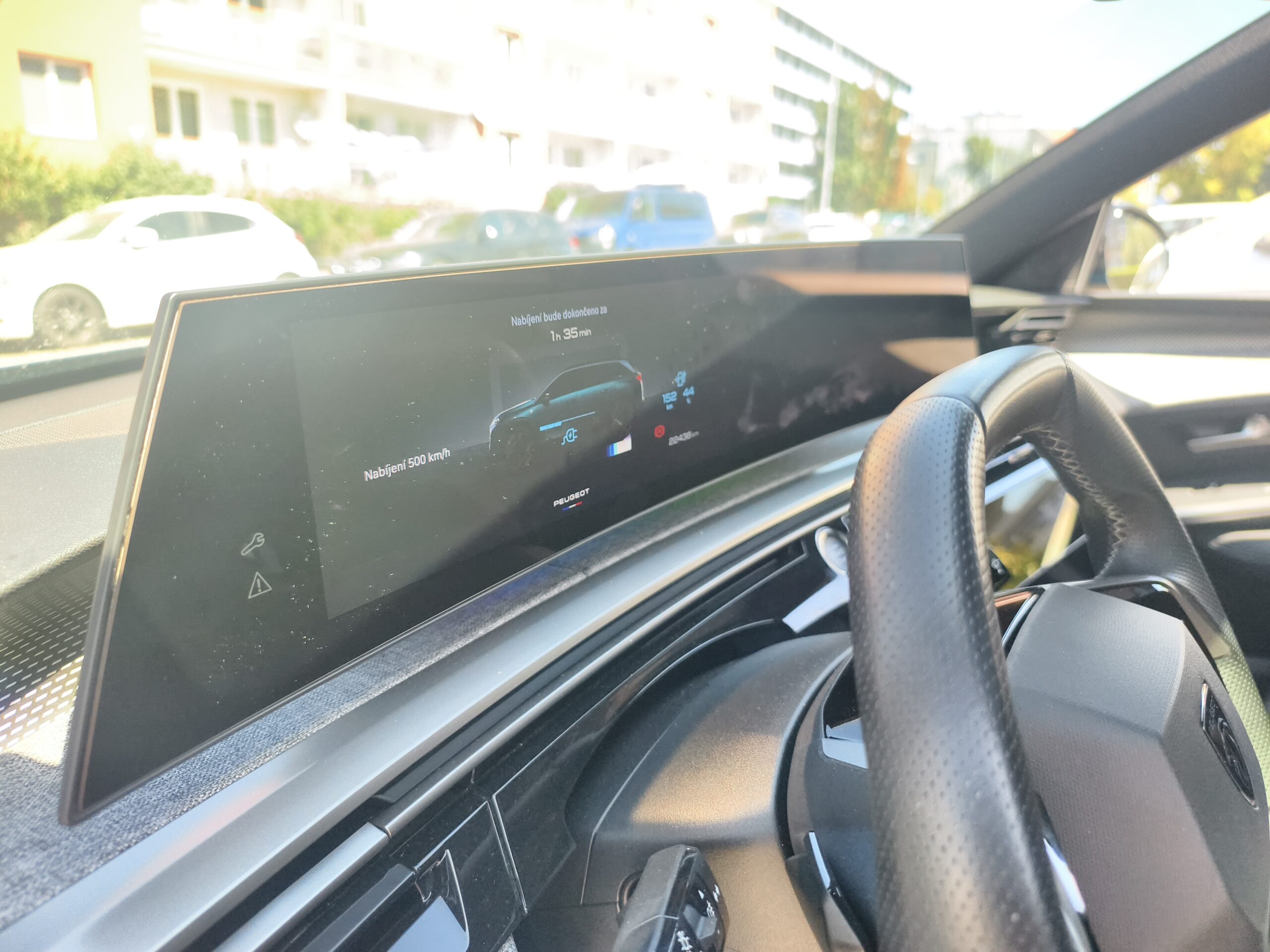 Peugeot E-5008 - detail displejů